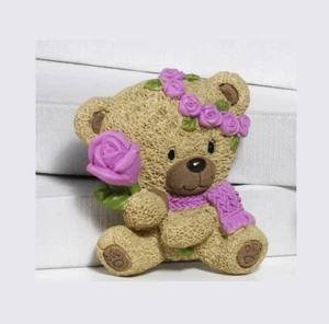 24 Magnete Bonboniere Bär mit Rosen 4,8 cm aus Harz Mandeln Bonboniere - Bild 1 von 2