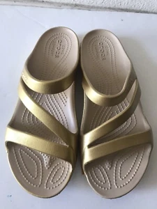 SANDALIAS MUJER CROCS DORADAS METÁLICAS TIRAS KADEE II PLAYA/PISCINA AGUA TALLA 9 NUEVAS CON ETIQUETAS - Imagen 1 de 7