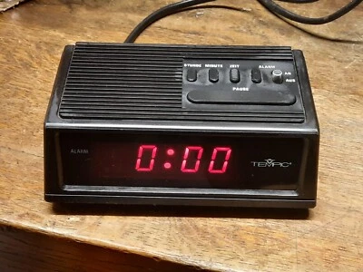TEMPIC LED Weckuhr Wecker 80 er Jahre Rotes Display, Mod. 1078 - Bild 1 von 4