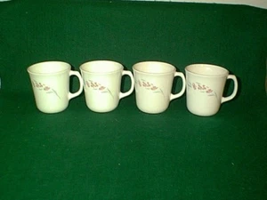 BEL SET VINTAGE DI 4 TAZZE DA CAFFÈ CORNING WARE TAZZE MOTIVO FIORI SETA - Foto 1 di 1