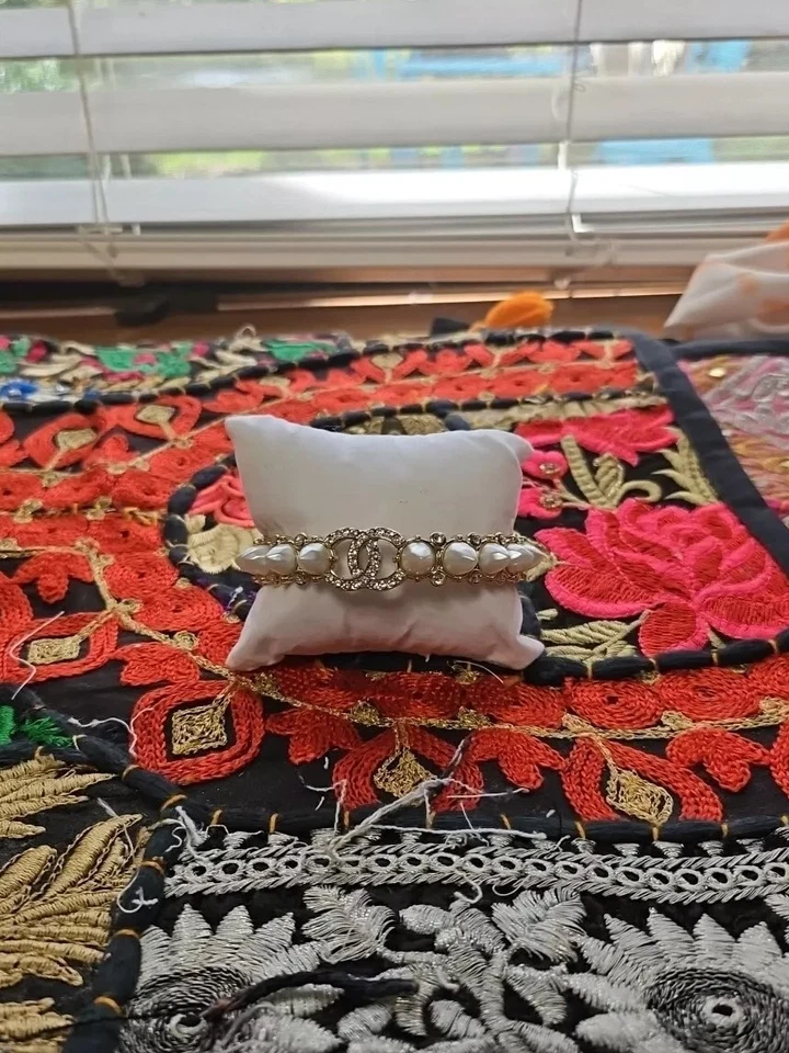 Brazalete brazalete de diseñador de perlas y diamantes de imitación con púas Foto 1 de 4