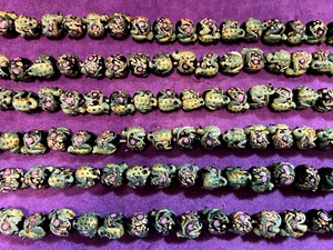 HANDMADE GLASS LAMPWORK BEADS - FROG HUGGING BLACK BALL - 22 PIECE STRAND - Picture 1 of 7