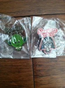 2017 SDCC STAR WARS Yoda & Darth Vader Pin - new - Picture 1 of 1