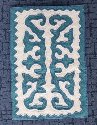 TAPETE SHYRDAK AUTÊNTICO FEITO À MÃO DE FELTRO QUIRGUIZ LÃ NATURAL - APROX 25" x 36" - Imagem 1 de 4