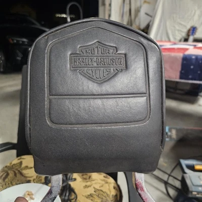 Encosto de passageiro estilo Harley-Davidson com suportes de montagem – Aftermarket - Imagem 1 de 4