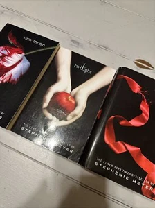 Twilight Saga Books Set Of 3 Twilight, New Moon, And Eclipse. 2PB & 1 HC - Picture 1 of 6