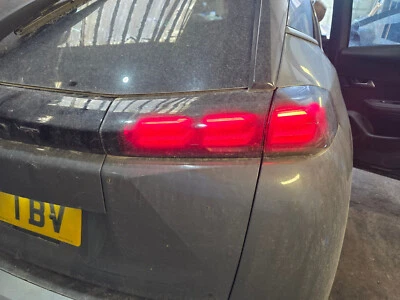 LUZ TRASERA EXTERIOR DERECHA PEUGEOT 2008 PURETECH S-S P24E MK2 2024 REF19868 Foto 1 de 4