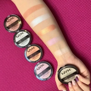 NYX Professional Makeup Duo Chromatic Illuminating Powder - Picture 1 of 11