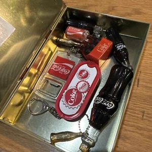 Vintage COCA COLA SANTA latta a forma di libro, portachiavi, accendino, ornamento e promozioni - Foto 1 di 14