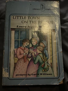 1971 Little Town On The Prairie Laura Ingalls Wilder Paperback Some damage see p - Foto 1 di 2