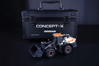 IMC Models 99-10107 Doosan DL 420-7 Concept X Wheel Loader with Carry Case 1:50 - Image 1 of 4