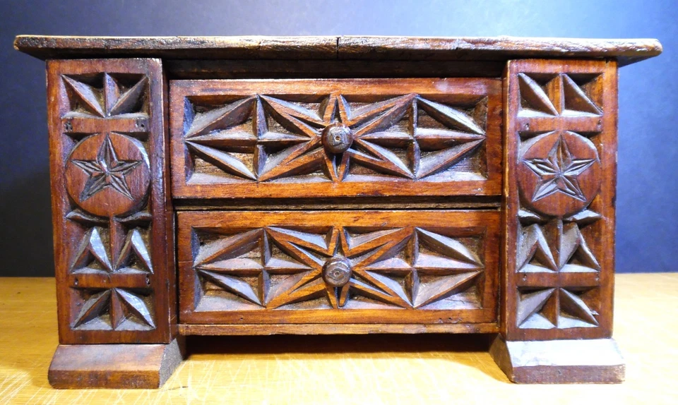 Joyero tallado en astillas rústicas arte vagabundo con 4 cajones y tarjetas comerciales antiguas Foto 1 de 4