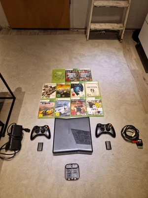 Xbox 360 S Konsole Schwarz 250 GB - 2x Wireless Controller - 18x Spiele - Bild 1 von 4