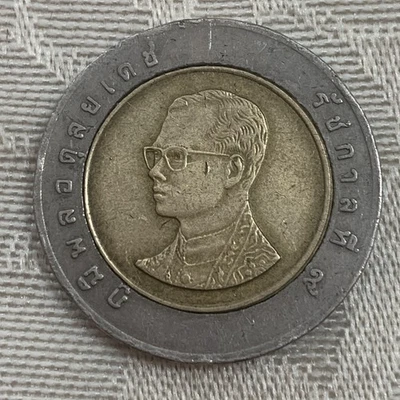 2005 THAILAND King Rama IX 9 Wat Arun 10 Baht Unc BiMetallic Coin Thai Year 2548 - Image 1 of 4