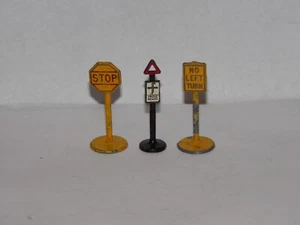 Vintage lot of three Tootsietoy metal road signs - Picture 1 of 1