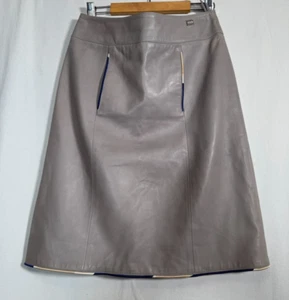 Falda de cuero gris Chanel talla 34 Francia piel de cordero forro de seda adornos paquetes logotipo - Imagen 1 de 17