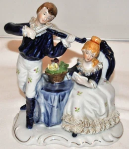 Vintage Paar im viktorianischen Stil - Mann spielt Violine/Frauen lesen - Bild 1 von 15