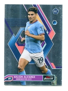 Tarjeta de novato 2022-23 Topps Finest UEFA CL Julián Álvarez Base RC #50 MAN CITY - Imagen 1 de 1