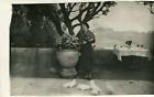 Carte PHoto en 1938 femme en terrasse surélevée avec les colombes Arbre Table