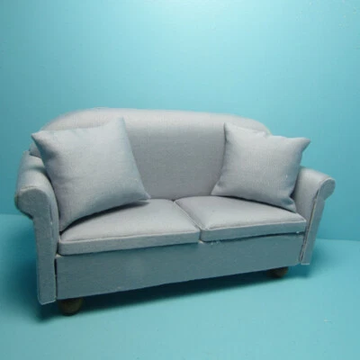 Sofá sofá miniatura de tela gris para casa de muñecas con 2 almohadas CLA10951 Foto 1 de 2