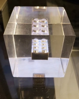 RARO LEGO SYSTEMS INC. PESO DE PAPEL DISPLAY LUCITE TIJOLO LEGO CROMADO FUNCIONÁRIO 1/1 - Imagem 1 de 4