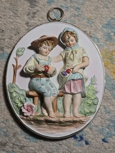 Vintage CAPODIMONTE Wall Plate 3D Figurines girl boy sharing fruits 55/1397 6" - Picture 1 of 7