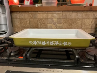 VTG Pyrex Crazy Daisy Spring Blossom Green 933 Casserole Pan Baking Dish 13x9x2 - Image 1 of 4