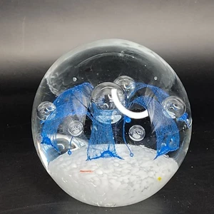 Blau-weiße Glaskugel Briefbeschwerer rund 2,75 Durchmesser Ozean inspiriert - Bild 1 von 6