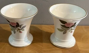 Coppia di piccoli vasi Wedgwood Hathaway Rose - Foto 1 di 4