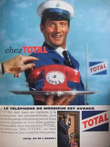 PUBLICITÉ DE PRESSE 1962 CHEZ TOTAL LE TÉLÉPHONE DE MONSIEUR EST AVANCÉ - Foto 1 di 1