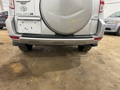 Used Rear Bumper Assembly Rear fits: 2009 Toyota Rav4 w/o fender flare Base Rear Foto 1 de 4