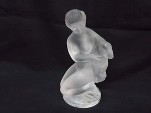 Figura de mujer desnuda arrodillada de cristal esmerilado Lalique Francia con cordero oveja - Imagen 1 de 9