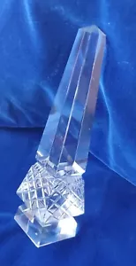 Hochgeschnittener Kristall Obelisk Pyramide 9 Zoll geätztes facettiertes Glas Briefbeschwerer unsigniert - Bild 1 von 10