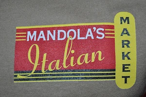 Camiseta Mandola Mediana Mercado Italiano Austin Texas 20,5 pulgadas Pit to Pit - Imagen 1 de 5