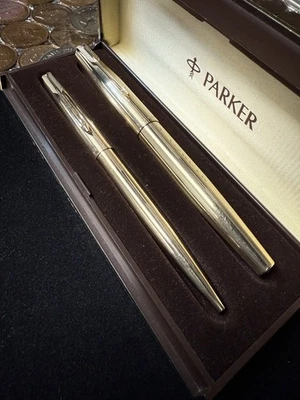 Vintage Parker 61 Insignia Rolled Gold Fountain Pen Set 14ct Medium Gold Nib - Image 1 of 4