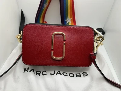 Bolsa tiracolo Marc Jacobs câmera instantânea vermelha/alça arco-íris nova em folha - Imagem 1 de 4