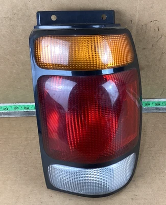 Conjunto de luz trasera derecha pasajero Ford Explorer 1995-1997 Foto 1 de 4