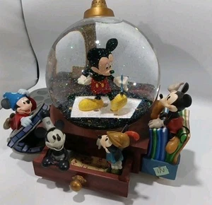 Disney Store Exclusive Mickey Mouse March Through the Years Schneekugel - Bild 1 von 13