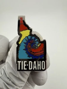 State of Idaho geformtes Batikmuster "TIE-DAHO" Emaille Anstecknadel - Bild 1 von 6