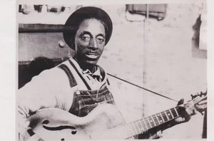 1966 Press Photo Folksinger Fred McDowell, Guitarist of Hill Country Blues Music - Picture 1 of 2