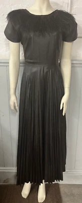 Vestido de cuero Valentino con escote de plumas Foto 1 de 4