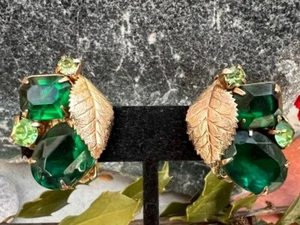 Vintage Juliana D&E Leaves Emerald Green Rhinestone Clip Earrings - Picture 1 of 5