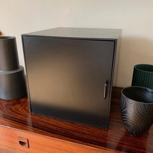 Cubo de colección Palaset LP almacenamiento de discos - Habitat Finland Treston negro con puerta - Imagen 1 de 7