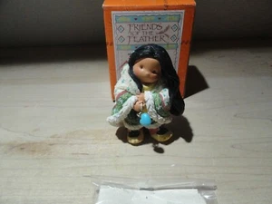 FREUNDE DER FEDER - MUTTER TRÄGT MOKKAINS FIGUR - #608750 - Bild 1 von 5