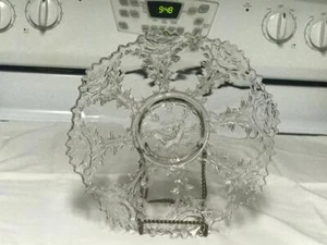 Rosas, hojas y ramas levantadas de cristal, borde de diente de sierra redondo plato de 10 7/8" - Imagen 1 de 1