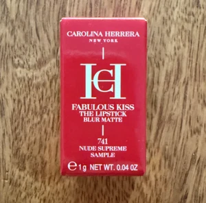 Carolina Herrera Fabulous Kiss Blur Matte Mini Rossetto in Nude Supreme. 741. 1g - Foto 1 di 2