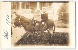 RPPC Mädchen auf Esel Echt Foto Kinder 1911 Antik Vintage Postkarte - Bild 1 von 2