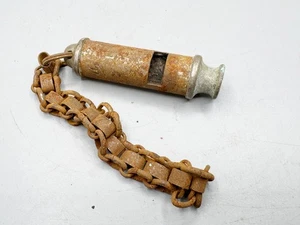VINTAGE RUSTIC METAL WHISTLE WITH HEAVY CHAIN INDUSTRIAL BOY SCOUTS - Foto 1 di 7