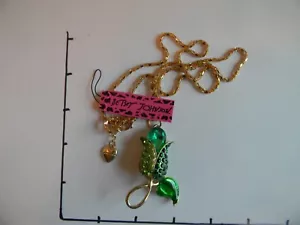 BETSEY JOHNSON - JEWELRY - GREEN GEM JEWELED ROSE PENDANT NECKLACE - NEW W/TAGS - Picture 1 of 4