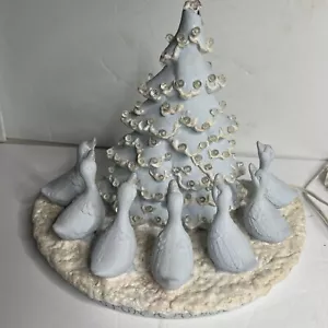 Albero di Natale in ceramica illuminato circondato da anatre - Foto 1 di 7